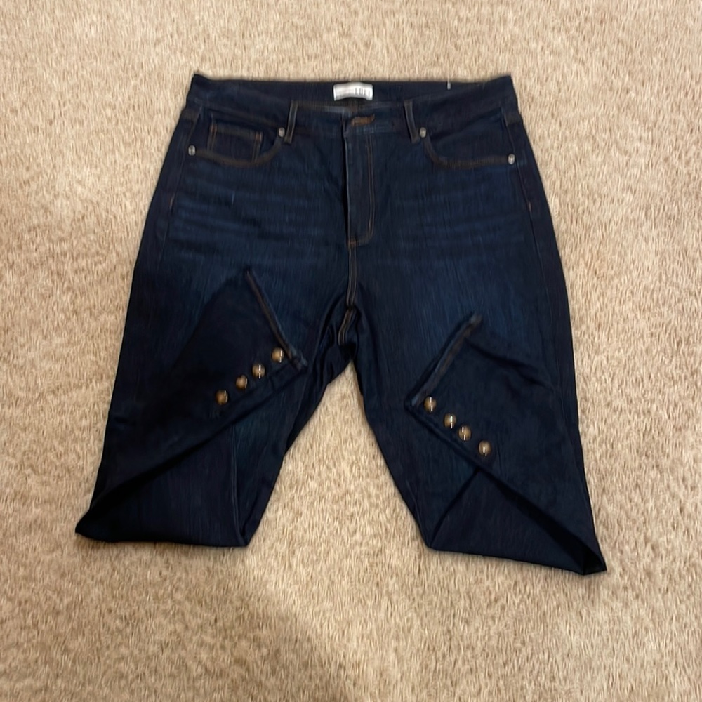 Loft curvy skinny jeans with four decorative snaps at each ankle